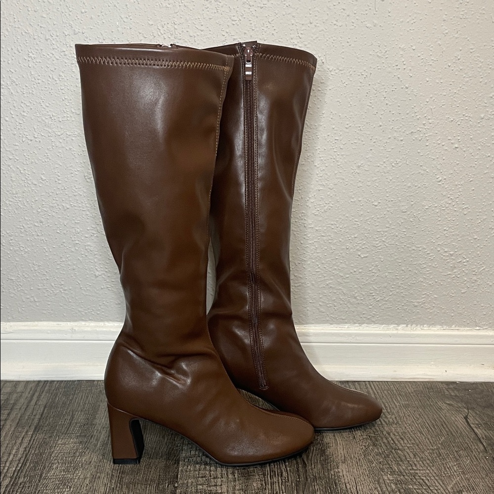 Chic Brown Heeled Women's Boots - Picture 4 of 6